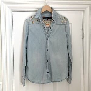 💙Beautiful light wash embroidered denim shirt